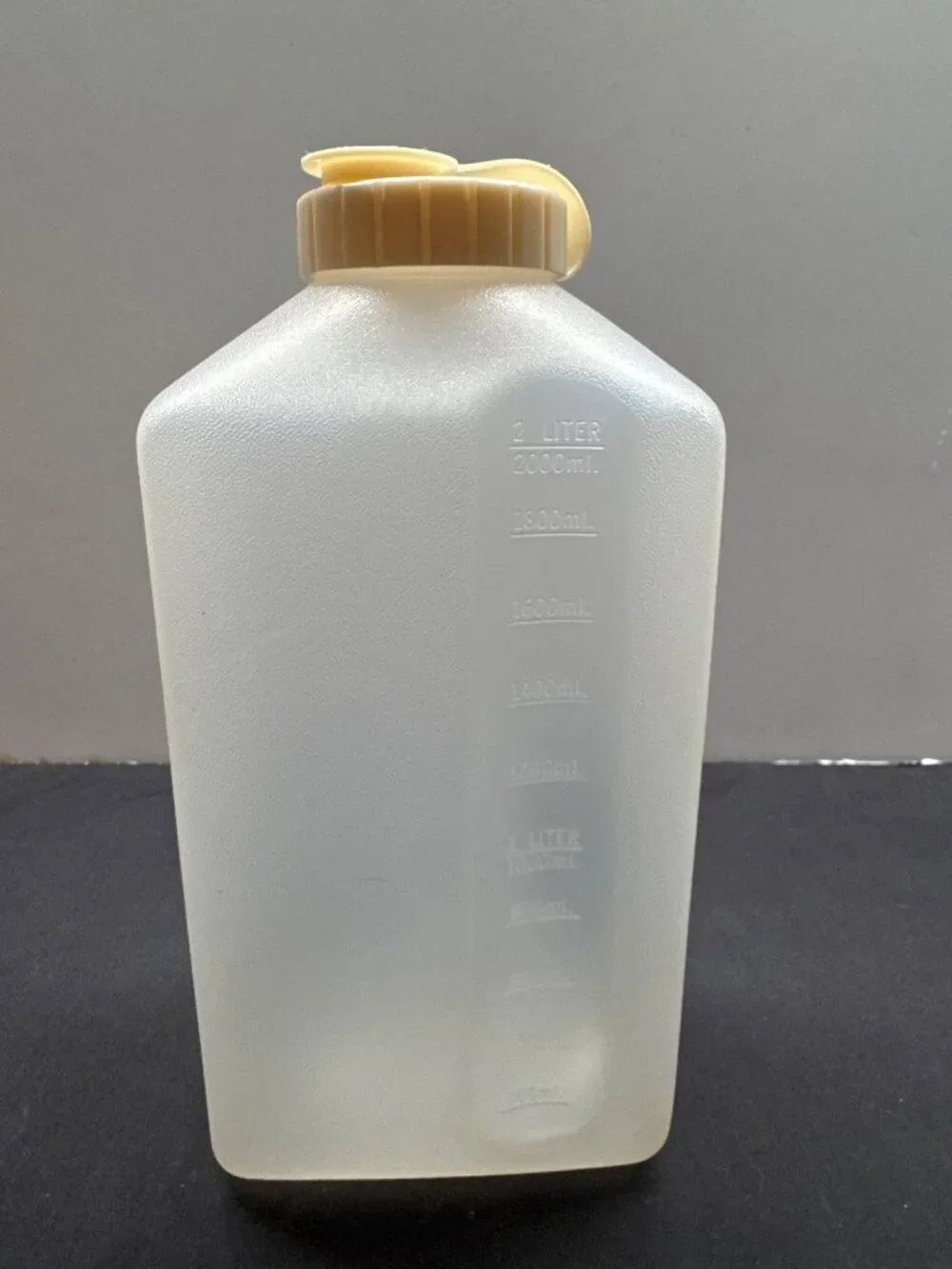 Rubbermaid Vintage Servin Saver 2-Quart Beverage Container Almond Flip-Top Lid D